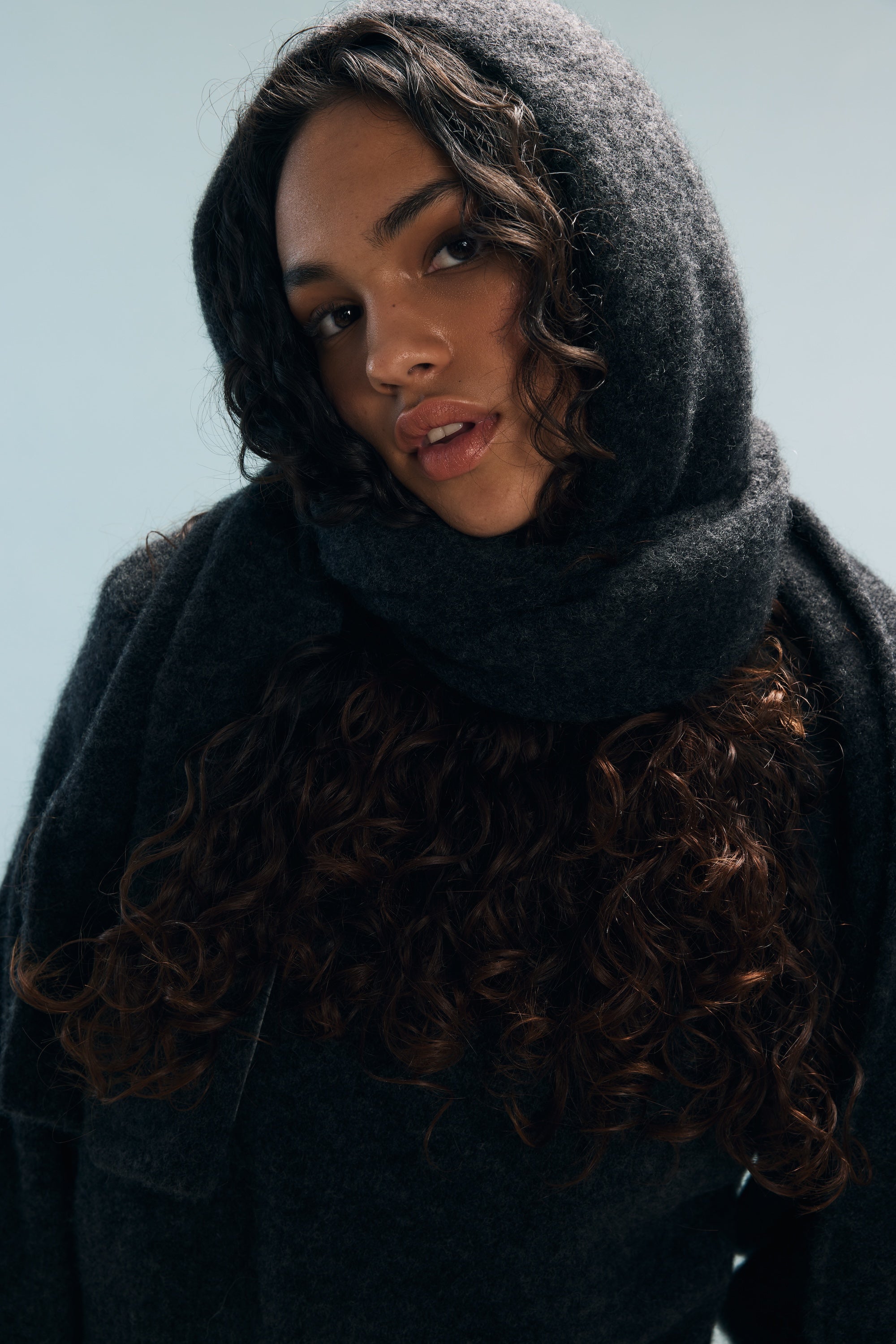 Capuche-écharpe gris foncé Jina