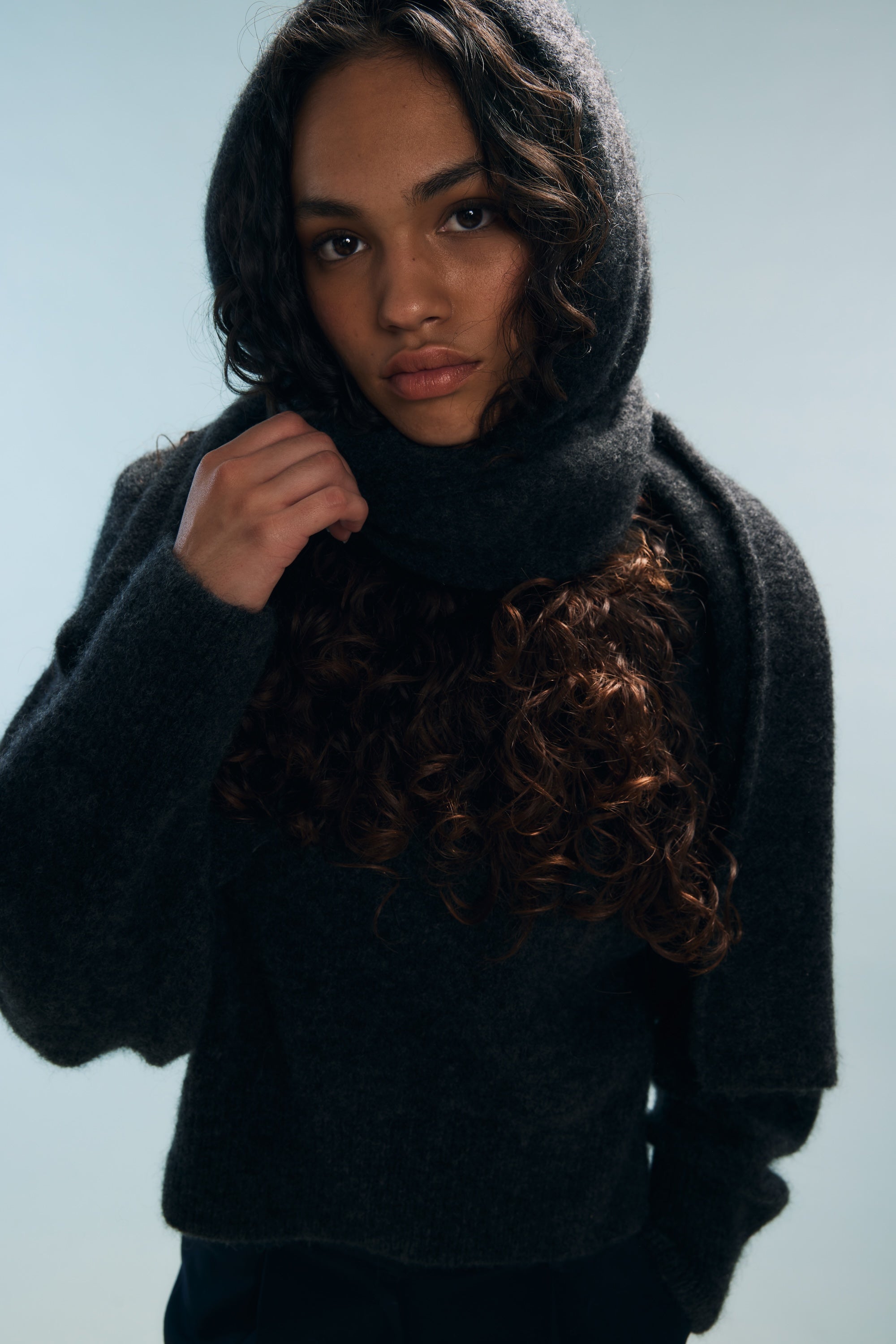 Capuche-écharpe gris foncé Jina