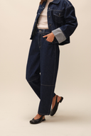 Jean barrel denim bruet porté avec la veste en jean brut pour un total look denim inspiré des 90's