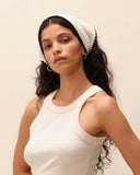 Triangle scarf finition main Lina